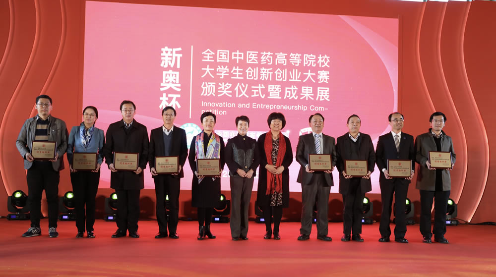 在全国各高校持续多年设立的“新奥奖学金”和开展的“校园俱乐部”项目