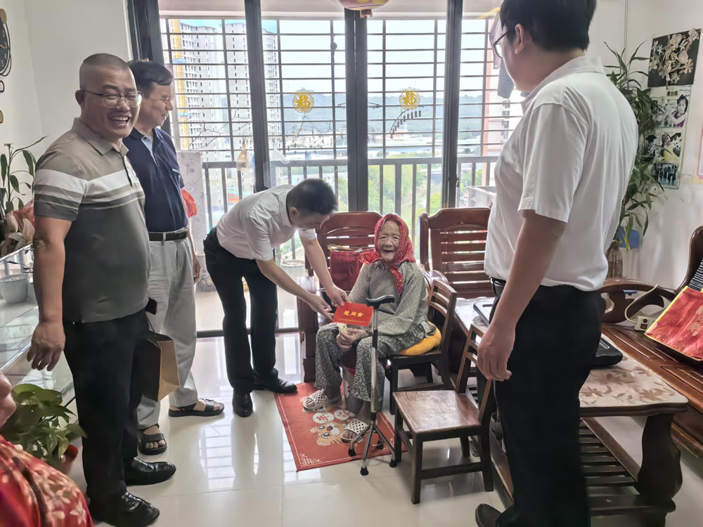 连续多年在重阳节对社区老人开展慰问活动